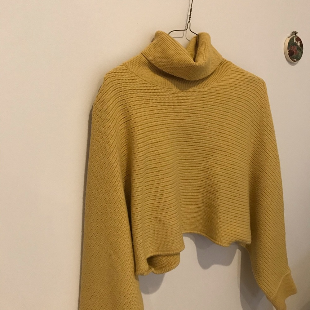 Aritzia (Wilfred) yellow cropped turtleneck
